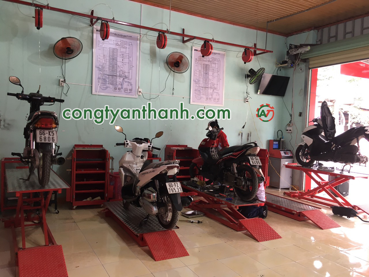 Thực hiện bảo trì bàn nâng xe máy đúng cách